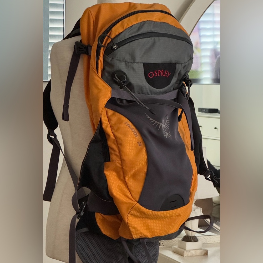 Osprey Stratos backpack,Stratos 24 Airco in an orange and grey colorway.
